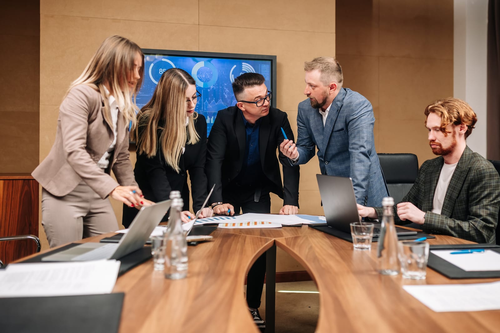Commercial collections team in control of a B2B recovery strategy